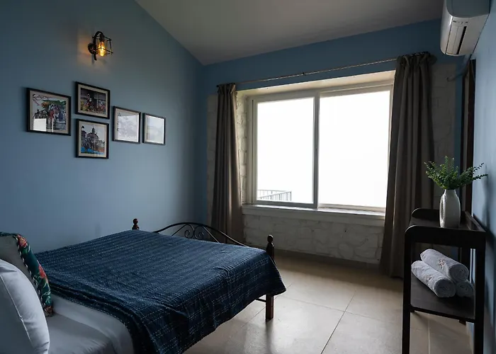 Saffronstays Blue Infinitum Lakeview, Pawna Lonavala