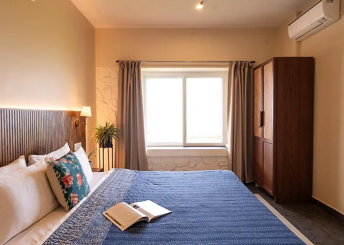 Saffronstays Blue Infinitum Lakeview, Pawna Lonavala